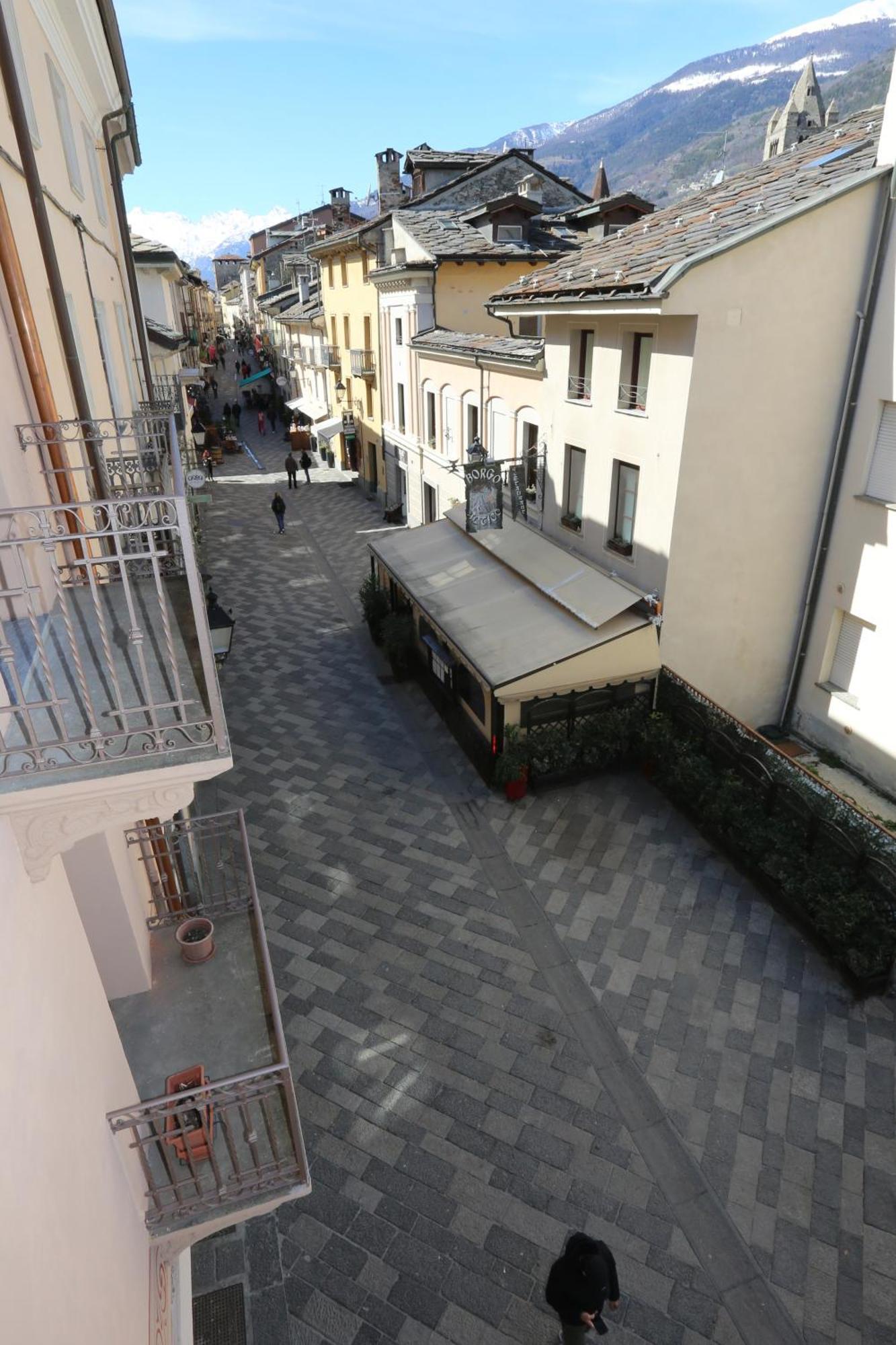 L'Abri En Ville - Parcheggio Privato A 100 Mt Ed Accesso Con Auto Nell'Area Pedonale Aosta Exterior photo