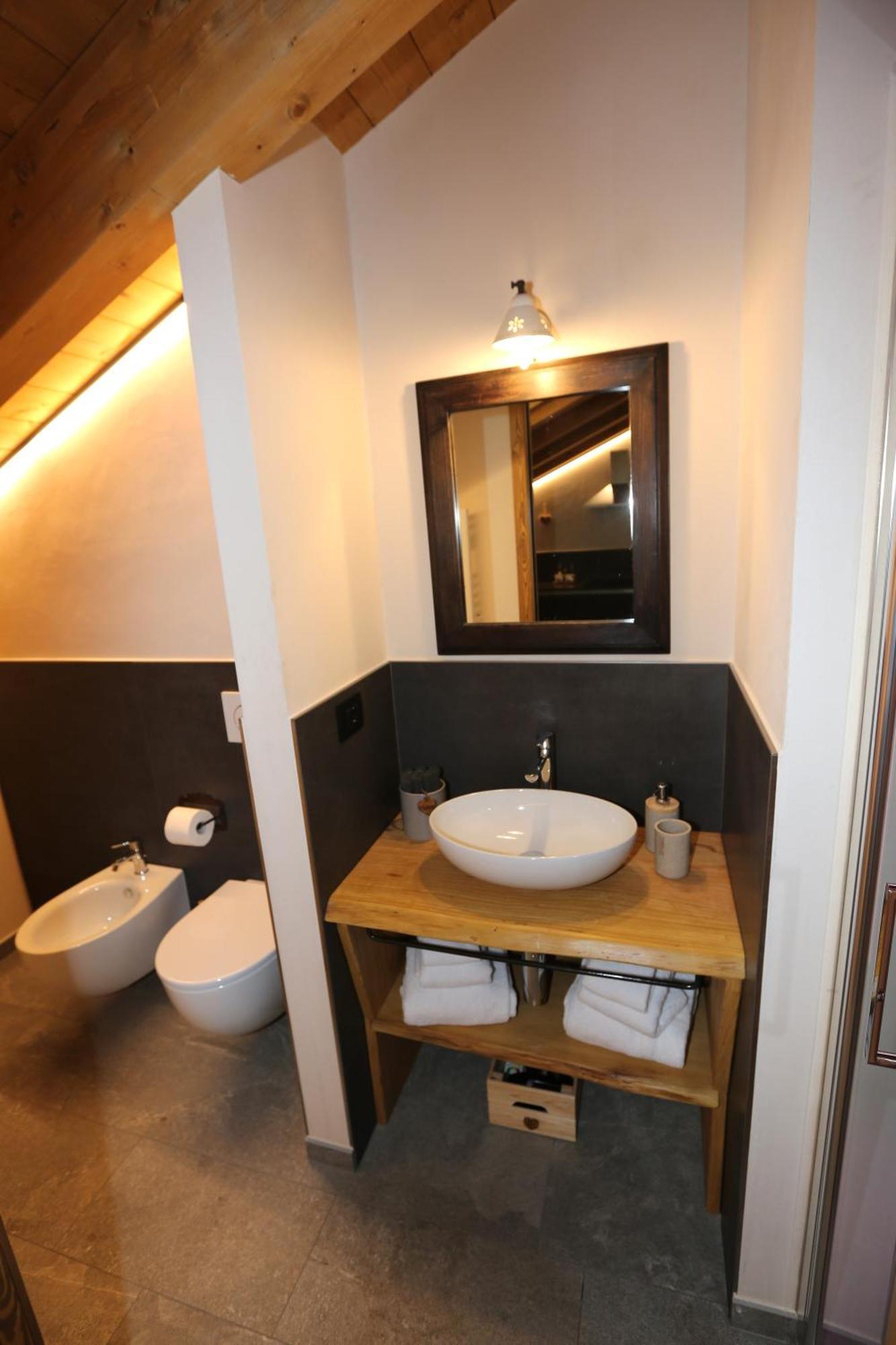 L'Abri En Ville - Parcheggio Privato A 100 Mt Ed Accesso Con Auto Nell'Area Pedonale Aosta Exterior photo